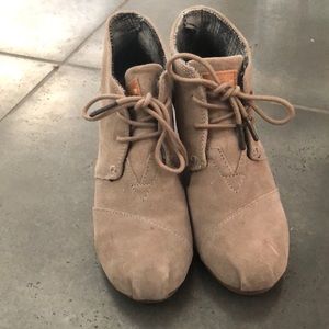Tom’s desert taupe suede 2” wedge booties